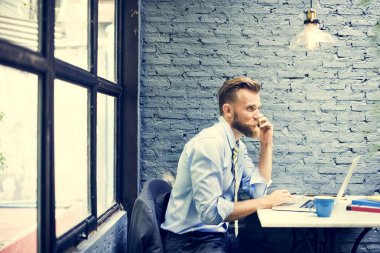 yakışıklı iş adamı kullanarak dizüstü bilgisayar