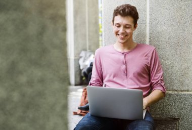 Tarama dizüstü genç adam