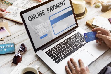 dizüstü bilgisayar kullanan adam