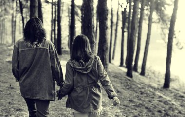 Ormandaki genç çift