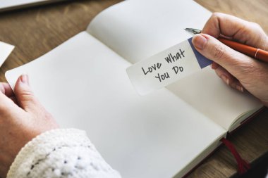 anýmsatýcý Not tutan kişi 