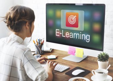 Studio bilgisayarla çalışma kız