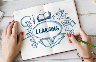 Günlüğe notlar yazan kadın