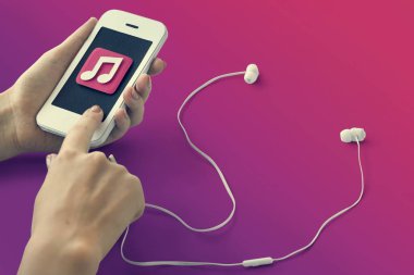 insan elinden tutarak cep telefonu