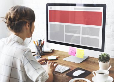 Studio bilgisayarla çalışma kız