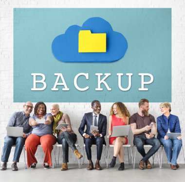 kişi iskemlede oturuyor