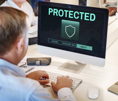 Olgun iş adamı bilgisayarda çalışıyor.