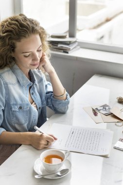 belgede yazılı kadın