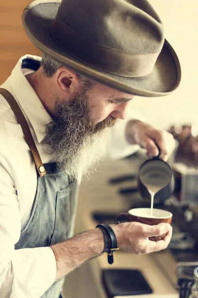 Barista fazendo café cappucino — Fotografia de Stock