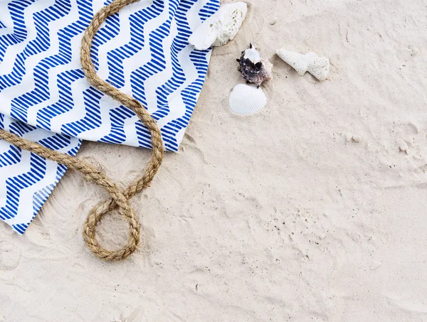 bir battaniye yaz kum var