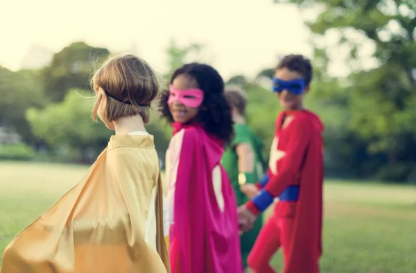 Super-heróis alegre crianças jogar — Fotografia de Stock