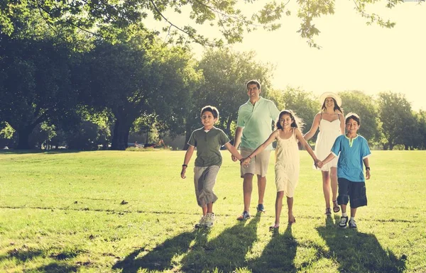 Familie wandelen in het park — Stockfoto