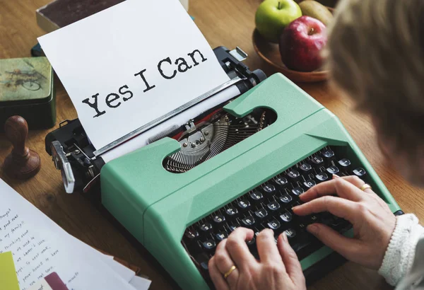 Senior woman writing on typewriter machine — Stock Photo, Image