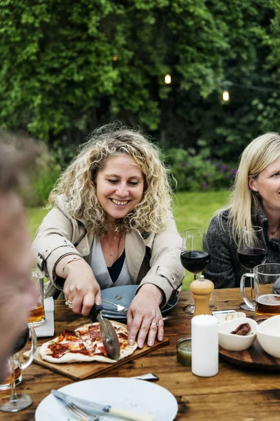 Mujer cortando pizza — Foto de Stock