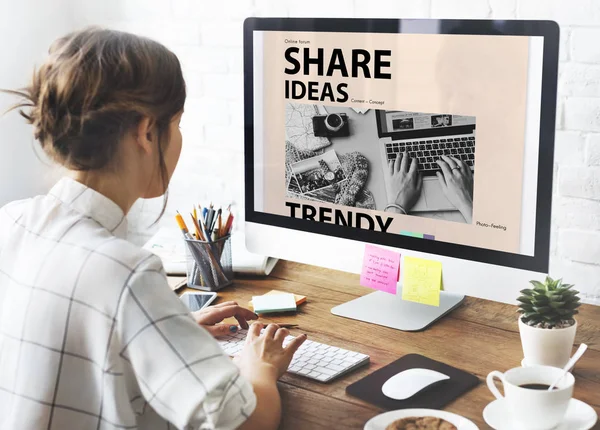 Girl working in studio with computer — Stock Photo, Image