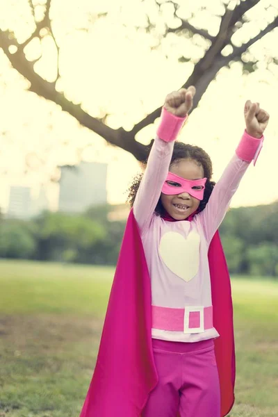 Superhéroes Chica alegre divertirse — Foto de Stock