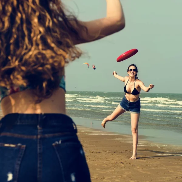 Chicas jugando frisbee en la playa —  Fotos de Stock
