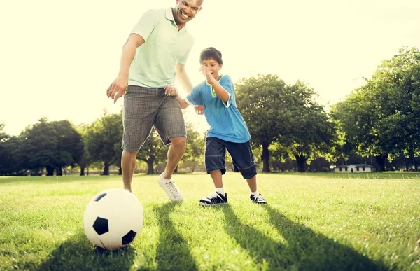 Padre con figlio giocare a calcio — Foto Stock