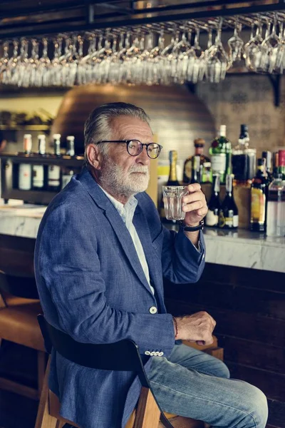 Uomo che beve alcol al bar — Foto Stock