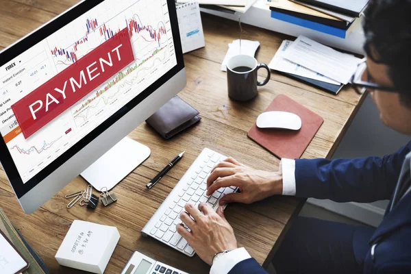 Empresário que trabalha no escritório — Fotografia de Stock