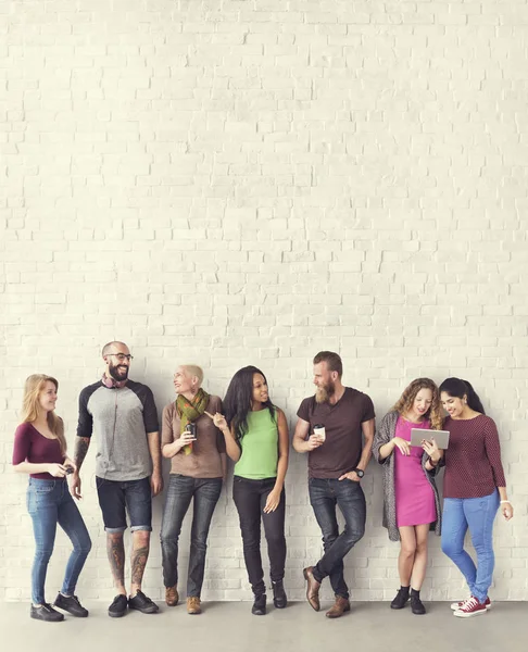 Menschen mit Ständen in der Nähe der Mauer — Stockfoto