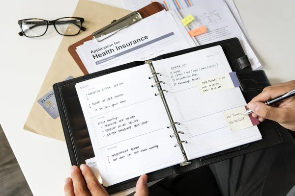 Biznesmen piszący w notatniku — Zdjęcie stockowe