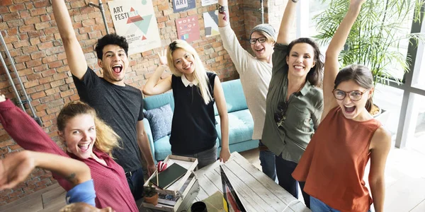 Hipsters travaillant dans le bureau contemporain — Photo