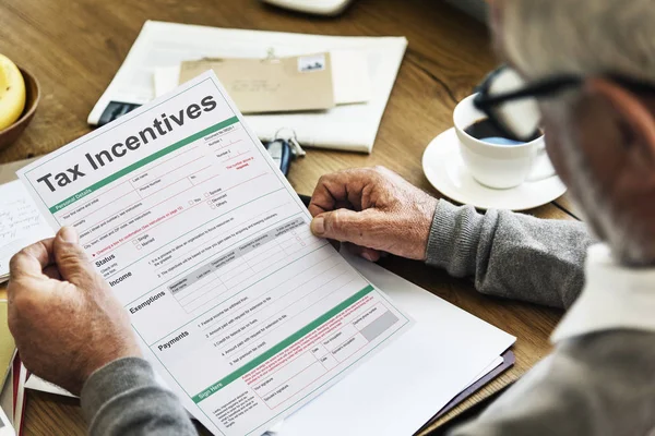 Senior man holding paper — Stock Photo, Image