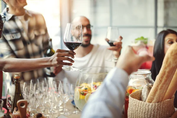 Gente teniendo comida juntos —  Fotos de Stock