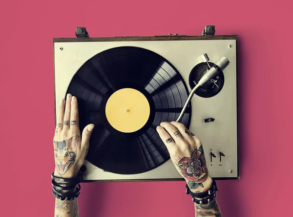 Mãos em tatuagens com vinil — Fotografia de Stock