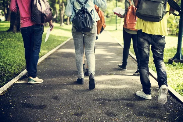 Studenten lopen in Park — Stockfoto