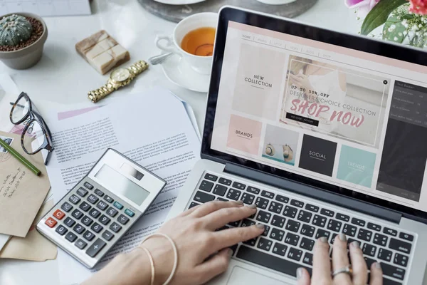 Frau arbeitet am Laptop — Stockfoto