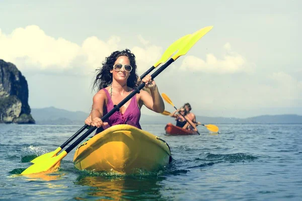 Les gens Kayak dans la mer — Photo