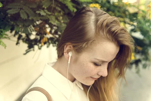 Дівчина слухає музику навушники — стокове фото