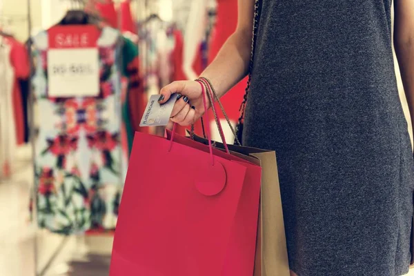 Donna con shopping bag e carta di credito — Foto Stock