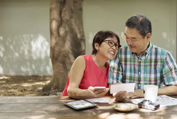 Pareja mirando la tarjeta — Foto de Stock