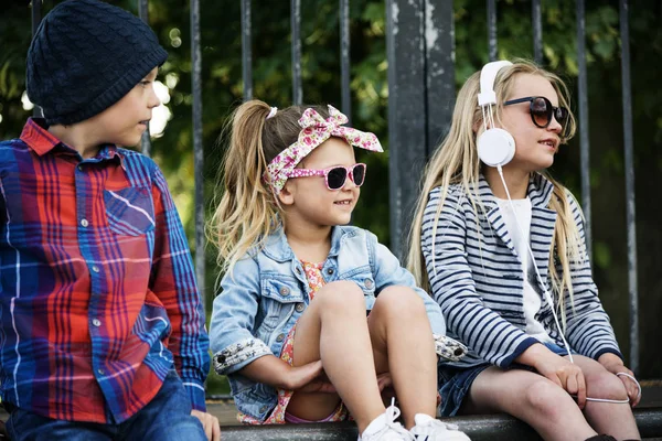 Niños de moda al aire libre —  Fotos de Stock