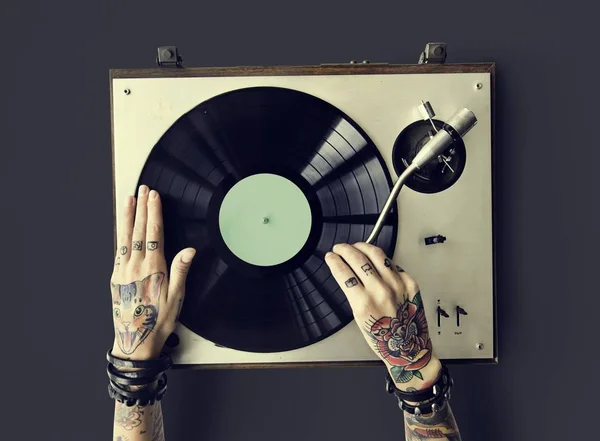 Τα χέρια στα τατουάζ με το βινύλιο — Φωτογραφία Αρχείου