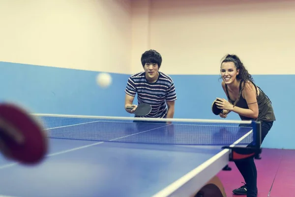 Amigos jugando ping pong — Foto de Stock