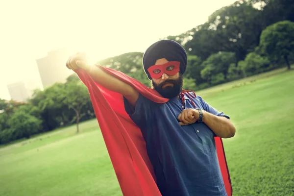 Индийский человек в костюме супергероя и маске — стоковое фото