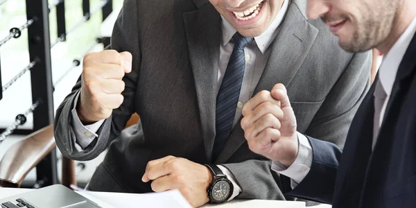 Homens de Negócios Celebrando o sucesso — Fotografia de Stock