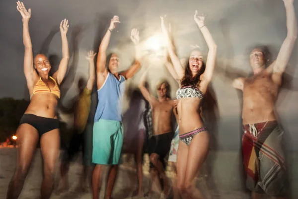Persone che ballano sulla spiaggia Party — Foto Stock