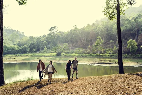 Jovens amigos explorando a natureza — Fotografia de Stock