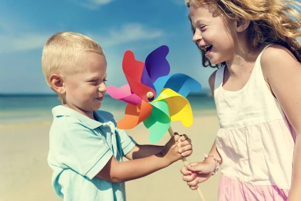 Anak-anak bermain di pantai — Stok Foto