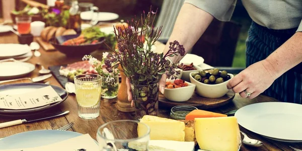 Donna che prepara la tavola per la cena — Foto Stock