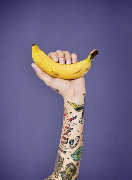 문신에서 바나나를 보유 하 — 스톡 사진