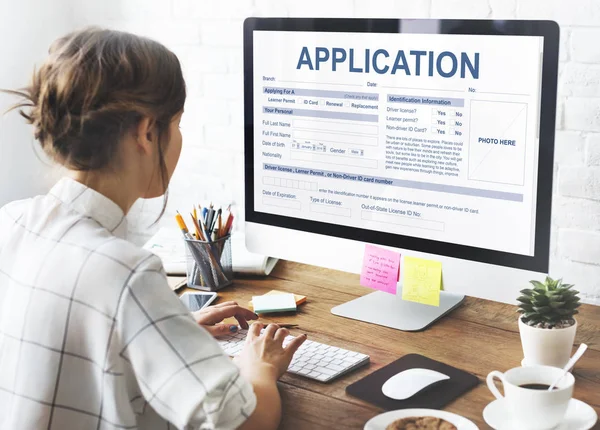 Mädchen arbeitet im Studio mit Computer — Stockfoto