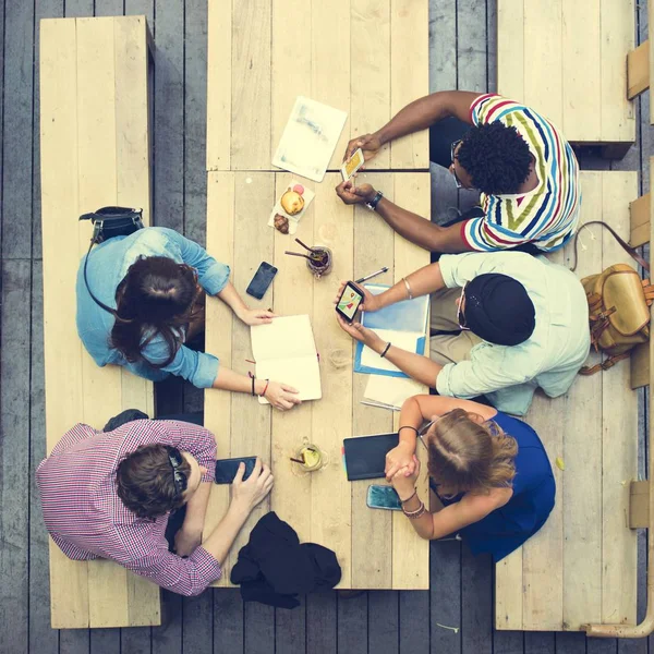 Estudantes aprendendo juntos — Fotografia de Stock