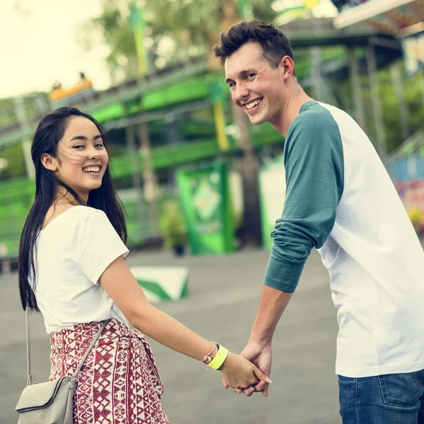 Hermosa pareja citas en el parque de atracciones — Foto de Stock