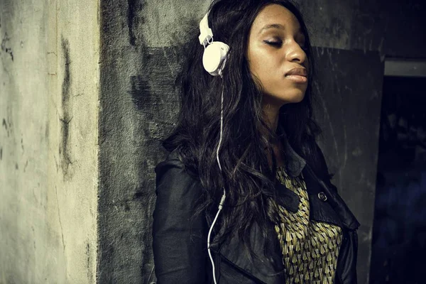 Mulher africana ouvir música — Fotografia de Stock